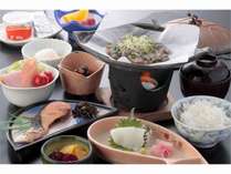 朝食例／浜料理の秋刀魚ポーポー焼きが定番で（秋季）。