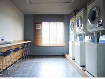 ランドリースペース　洗濯機8台、乾燥機8台（有料）をご用意しております。
