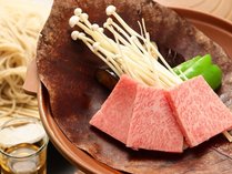 【料理】夕食　飛騨牛の朴葉味噌焼き（一例）