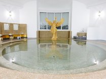 女神が見守る金色の湯は古代ローマを思わせる円形風呂で金運UPPOLAのトイレタリーで優しく包まれる