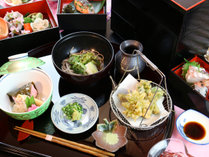 #春-松倉　山菜そばや天ぷら、オリジナルの桜餅など趣向を凝らした鮮やかな逸品が並びます。