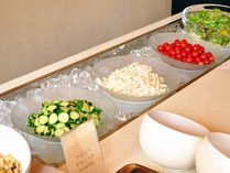 【朝食】朝食例　新鮮野菜のサラダバー