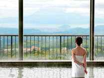 【展望大浴場「峰-みね-」】霧島唯一の展望大浴場からは快晴時に桜島が望めます。