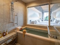 【新コンセプトフロア「LAKA」－内風呂付ツイン－】檜をあしらったガラス張りの内風呂付です。