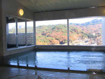 ・津黒山を見渡せるロケーションの大浴場。ジェットバスや水風呂もあります。