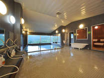 ・大浴場：津黒山を見渡せるロケーションの大浴場。ジェットバスや水風呂もあります。
