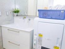 【母屋・洗面脱衣所】広い洗面器と便利な乾燥機付き