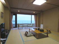 【和室12.5畳】大きな窓から望む太平洋、ごゆっくりとお寛ぎください。