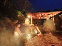 緑水亭ならでは！篝火を灯した幻想的な露天風呂