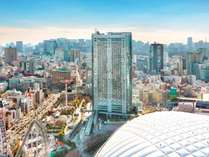 東京ドーム・遊園地などが集まる東京ドームシティ内に建つ４３階建ての高層ホテル。歴史的遺産も多い文京区に位置しながら、丸の内・大手町エリアに近く５路線徒歩圏内でビジネスポイントへのアクセスも抜群