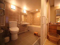バリアフリー】洗面所は広いスペースを確保。1台のベッドは電動式。内風呂も源泉です※禁煙部屋です。