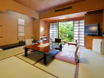 【庭園側和室】杉木立の日本庭園を囲むように配置された純和風の１階もしくは２階の８畳か１０畳の和室。