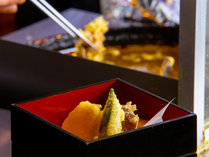 【ライブキッチン】季節の食材を目の前で天ぷらに！揚げたてをどうぞ。