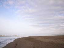 *平塚海岸／当館から気軽に足を伸ばせるビーチ。ウォーキングやペットのお散歩に最適。