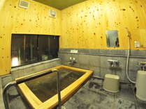 古代檜の浴槽をはじめ、檜をふんだんに使用したお風呂です。１～３名様でご利用下さいませ。