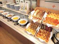 【朝食ブッフェ】パン、玉子料理、ミートなど、ホテル朝食の定番を揃えています。