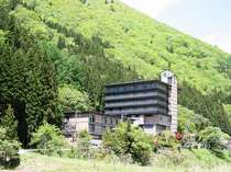 新緑まぶしい季節に、奥飛騨の純和風の温泉旅館で過ごすひと時を…「穂高荘　山月」外観