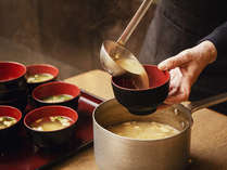 鹿児島ならではの麦味噌で作るお味噌汁。目覚めたての身体にそっと沁みる美味しさ。