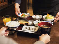 【おばちゃん食堂の朝ごはん】ご飯と麦みそのみそ汁、焼き魚、野菜の煮物などの小鉢をお膳仕立てで。