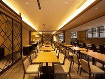 ◆1階レストラン◆広い窓が特徴的な明るく開放的な空間。