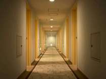 【客室フロア】廊下も落ち着いた雰囲気で、絨毯なので歩く音も響かず静かにお過ごしいただけます