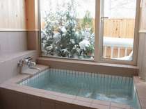 【客室プチ展望風呂】窓を開ければ清々しい空気が入り込む客室プチ展望風呂