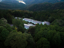 ■上空から撮影した風の谷の庵。自然に囲まれた離れ宿でゆっくりお過ごしください。