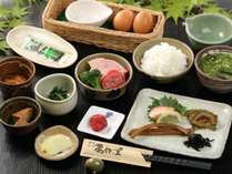 朝は身体にやさしい、高原野菜中心の献立。炊きたてのご飯は玖珠米を使用。