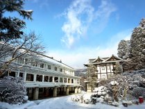 アインシュタインやリンドバーグも訪れた日本最古クラシックホテル。明治の薫り漂う文化遺産の館内では古き時代の趣を残す調度品を随所でご覧いただけます。ディナーコースやご朝食など伝統の料理は逸品揃い