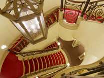 宴会場へと向かう階段の上質な空間は貴方を瞬時に別世界へと誘ってくれます。