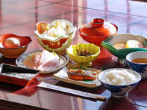 朝食の一例。朝は和定食をご用意します。地物野菜のサラダや煮物等といっしょに。