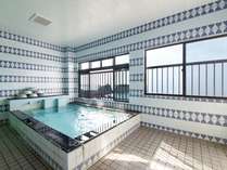 *【風呂】外光の入る明るいお風呂は、日本海が望めるオーシャンビューです！