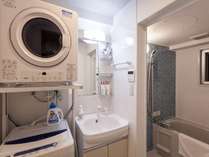 【全室共通】大きく明るい洗面台の横には洗濯機とガス乾燥機を完備