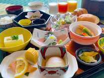 朝食　豊富な品々が華やかに並ぶ、和食コースをご用意