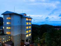 【ホテル外観】ルーセントタカミヤは、源泉100％の温泉、立地などに恵まれた便利な温泉旅館です。