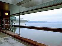 最上階（9階）から眺める洞爺湖を、湯船に浸かりながら一望できる空中大浴場。