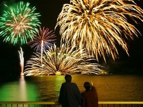 【洞爺湖ロングラン花火大会】湖上を移動しながら大輪の花火が打ちあがります。※例年4月末から10月末まで