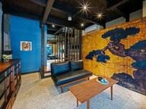 二条城の松の壁画と、新撰組をイメージしたあさぎ色が映える空間。