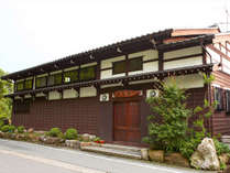 ・富山の銀山主の建物を移築した柱梁の風情ある古民家です