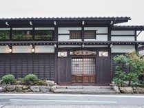 富山の銀山主の建物を移築した柱梁の風情ある古民家です 写真