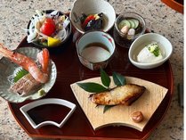 ある日の朝食メニュー　　　地元食材の小鉢と富戸港産のお刺身　銀鱈の西京焼き