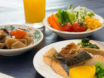 【朝食】翌朝は新鮮な野菜を使った【約30種類の和洋朝食バイキング】をご用意致します。栄養バランスも◎♪