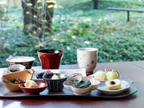 【朝食】地に伝わる伝統の料理を石川県の工芸品（九谷焼や山中漆器など）でお召し上がりください。