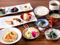 【朝食】里海里山の旬を取り入れたオリジナル手作りおばんざいや伝統料理をお愉しみください。