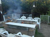 中庭に設置したバーベキュー炉です。プレートは８ｍｍ厚、肉が美味しく焼けます。