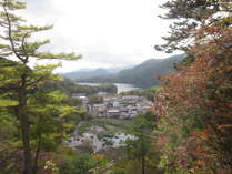 湯元温泉は山と湖に囲まれた静かな温泉地です。