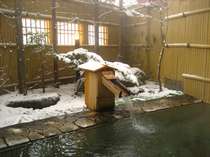 【露天風呂】冬には雪を見ながらの入浴が楽しめる風情のある空間。