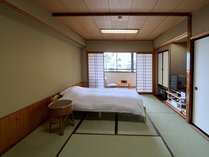 和室10畳にシングルベッド1台の和ベッドタイプ