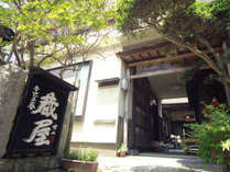 武蔵御嶽神社のお膝元に佇む西須崎坊 蔵屋。古き良き風情を守りつつ神秘的な雰囲気の宿坊です*