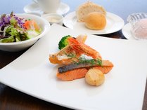 スカイレストラン「ハレアス」の夕食イメージ～シーフードセット～